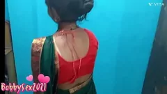 Redare Păsărica de desi indiană a lui Radha este futută tare în doggystyle