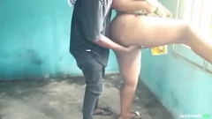 تشغيل اللقاء في الهواء الطلق: فاتنة الأبنوس الرطب يحصل على كس مارس الجنس في نفس اليوم الذي التقينا فيه