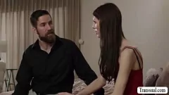 Jouer L'incontro anale di T-Girl Ava Holt con stepdad dritto