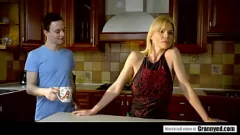 Abspielen Reife blonde Nanny Nadya Basinger mit riesigen falschen Titten bekommt einen schwierigen Fick
