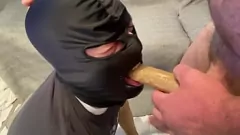 Abspielen Schlampiger Deepthroat Blowjob: Cum-Swallowing Cumslut sehnt sich nach Alpha Männern Nuss
